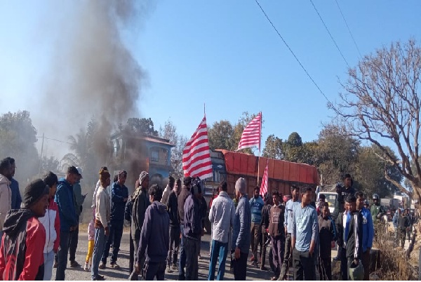 खूंटी बंद : पड़हा राजा सोम मुंडा की हत्या के विरोध में व्यापक प्रदर्शन, आवागमन ठप
