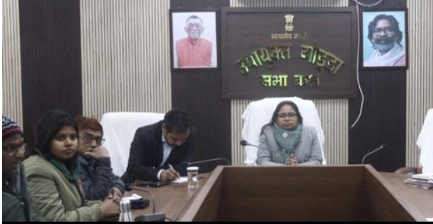 DLCC की बैठक, सरकारी योजनाओं को समय पर उपलब्ध कराने के निर्देश