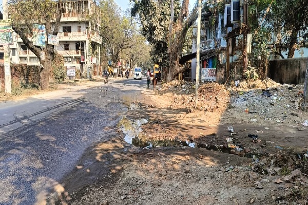 पांकी-मेदिनीनगर मुख्य पथ पर बह रहा नाली का पानी, आमजन परेशान