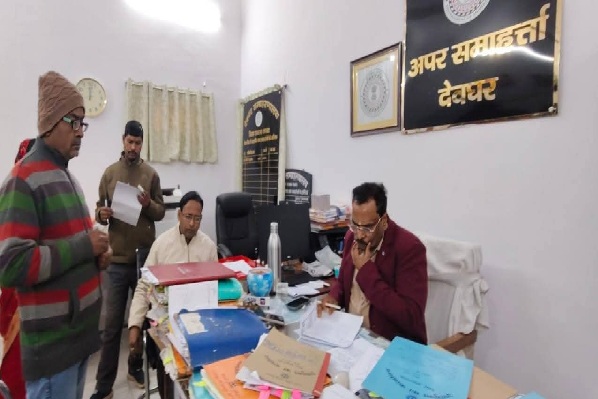 देवघर :  जनता दरबार में उमड़ी फरियादियों की भीड़, समस्याओं के त्वरित समाधान पर जोर