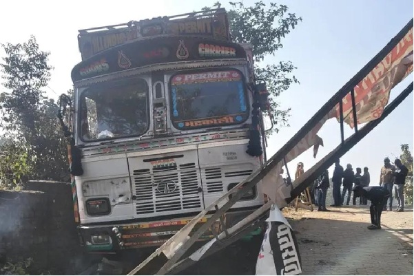 रामगढ़ :  ट्रक के धक्के से पिकनिक स्पॉट के गेट-बाउंड्री क्षगिग्रस्त, पर्यटक व दुकानदार प्रभावित