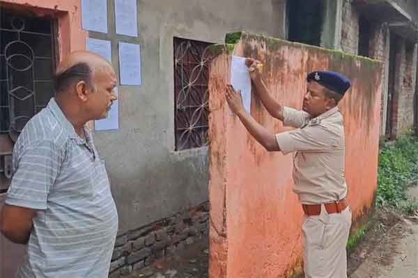 धनबाद :  बरवाअड्डा पुलिस ने फरार आरोपियों के घरों पर चिपकाया इश्तेहार