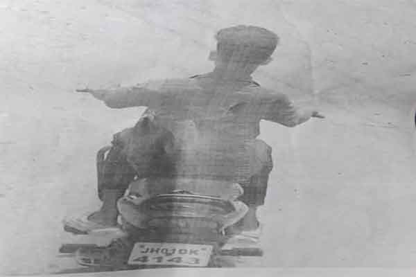 कार मालिक को हेलमेट नहीं पहनने के लिए 1000 रुपये का दंड