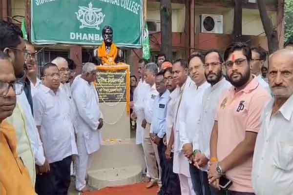 धनबाद : शहीद निर्मल महतो की पुण्यतिथि पर टुंडी विधायक सहित अन्य ने दी श्रद्धांजलि