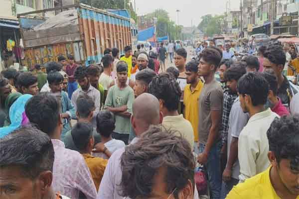 गिरिडीह : कोयला लदे ट्रक ने स्कूटी में मारी टक्कर, एक की मौत, दो घायल