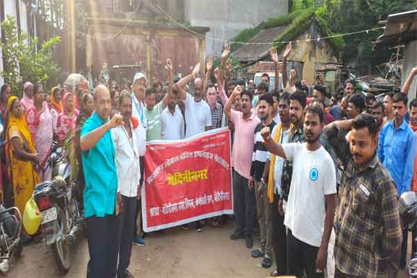पलामू  :  बकाया मानदेय भुगतान की मांग को लेकर निगमकर्मी हड़ताल पर