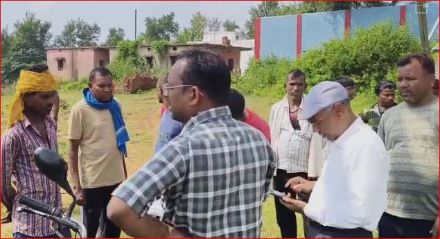 लातेहार : जमीन की जांच करने पहुंचे अंचल अमीन को ग्रामीणों ने घेरा