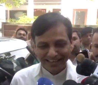 सीट बंटवारे को लेकर खींचतान के बीच चिराग के घर पहुंचे नित्यानंद राय, मां से आशीर्वाद लेकर लौटे