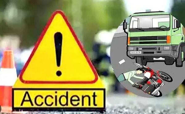 गुमला : ट्रक ने सामने से बाइक में मारी टक्कर, एक युवक का पैर कटा