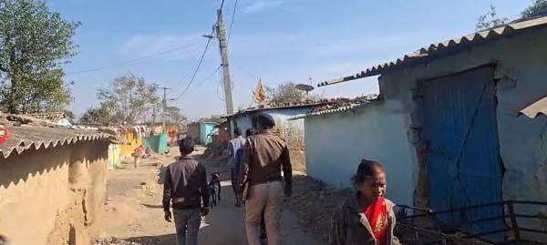 रांची: लापता हुए भाई-बहन की तलाश में तीन-तीन SP के नेतृत्व में मौसीबाड़ी बस्ती में छापेमारी
