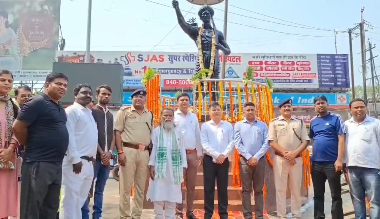 धनबाद :  125वीं पुण्यतिथि पर धरती आबा की आदमकद प्रतिमा पर दी गयी श्रद्धांजलि