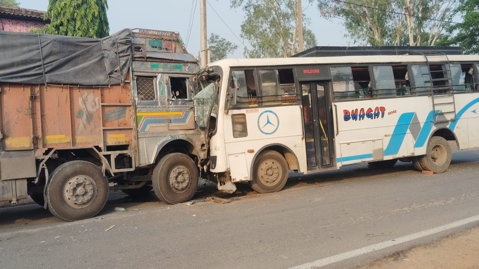 लातेहार :   ट्रक और बस की भीषण टक्‍कर, आठ यात्री घायल, दो की हालत गंभीर