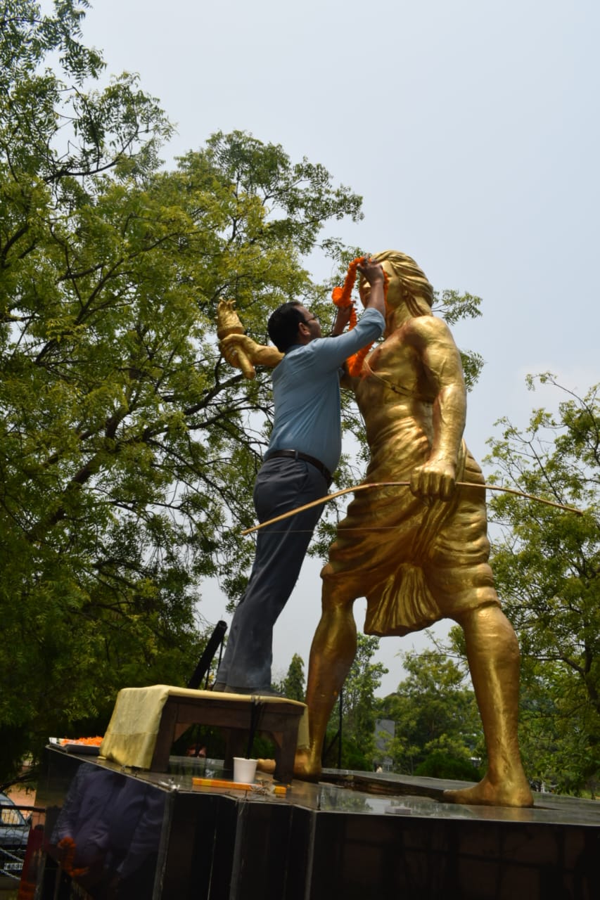 चांडिल :  DC, DDC, ADC ने भगवान बिरसा मुंडा की प्रतिमा पर माल्यार्पण कर दी श्रद्धांजलि