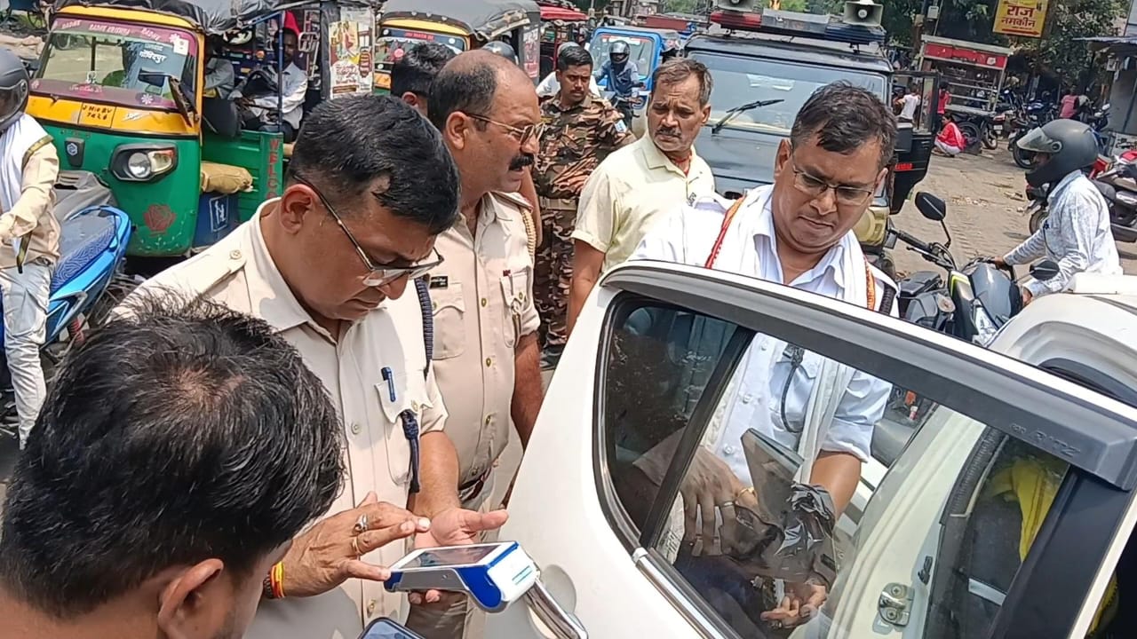 धनबाद :  काले शीशे वाले वाहनों पर चला प्रशासन का डंडा, वसूला गया जुर्माना