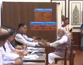 उपराष्ट्रपति चुनाव :  पीएम मोदी ने डाला पहला वोट, अखिलेश ने भाजपा को इस्तेमाली पार्टी कहा