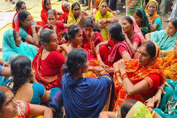 गिरिडीह :  शिवम आयरन एंड स्टील प्लांट में बड़ा हादसा, मजदूर की मौत के बाद परिजनों का  फैक्ट्री के बाहर  हंगामा