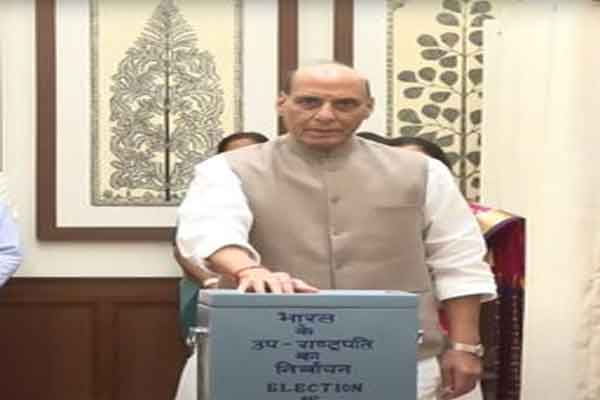 उपराष्ट्रपति चुनाव  : सोनिया, खरगे, राहुल, नड्डा, राजनाथ सिंह सहित कई सांसदों ने किया मतदान