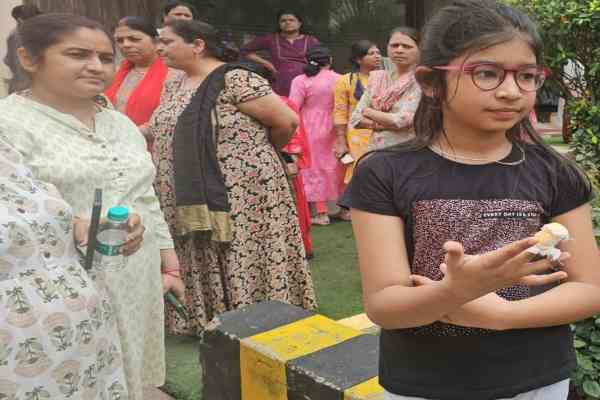 बोकारो : कुत्ते ने बच्ची को काटा, डीसी ऑफिस पहुंचे गुस्साए लोग