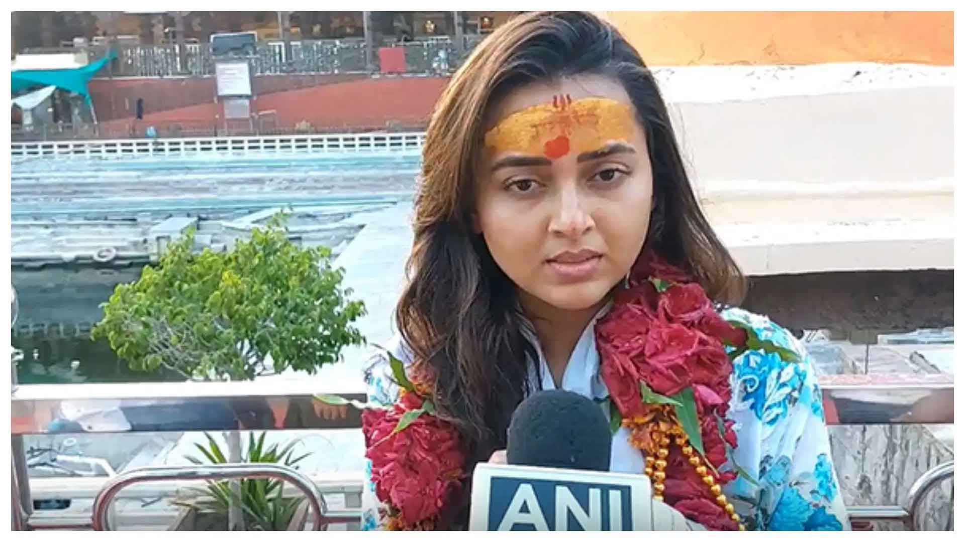 बर्थडे पर तेजस्वी प्रकाश ने किए महाकालेश्वर के दर्शन, कहा- यह अनुभव जीवन का अनमोल पल
