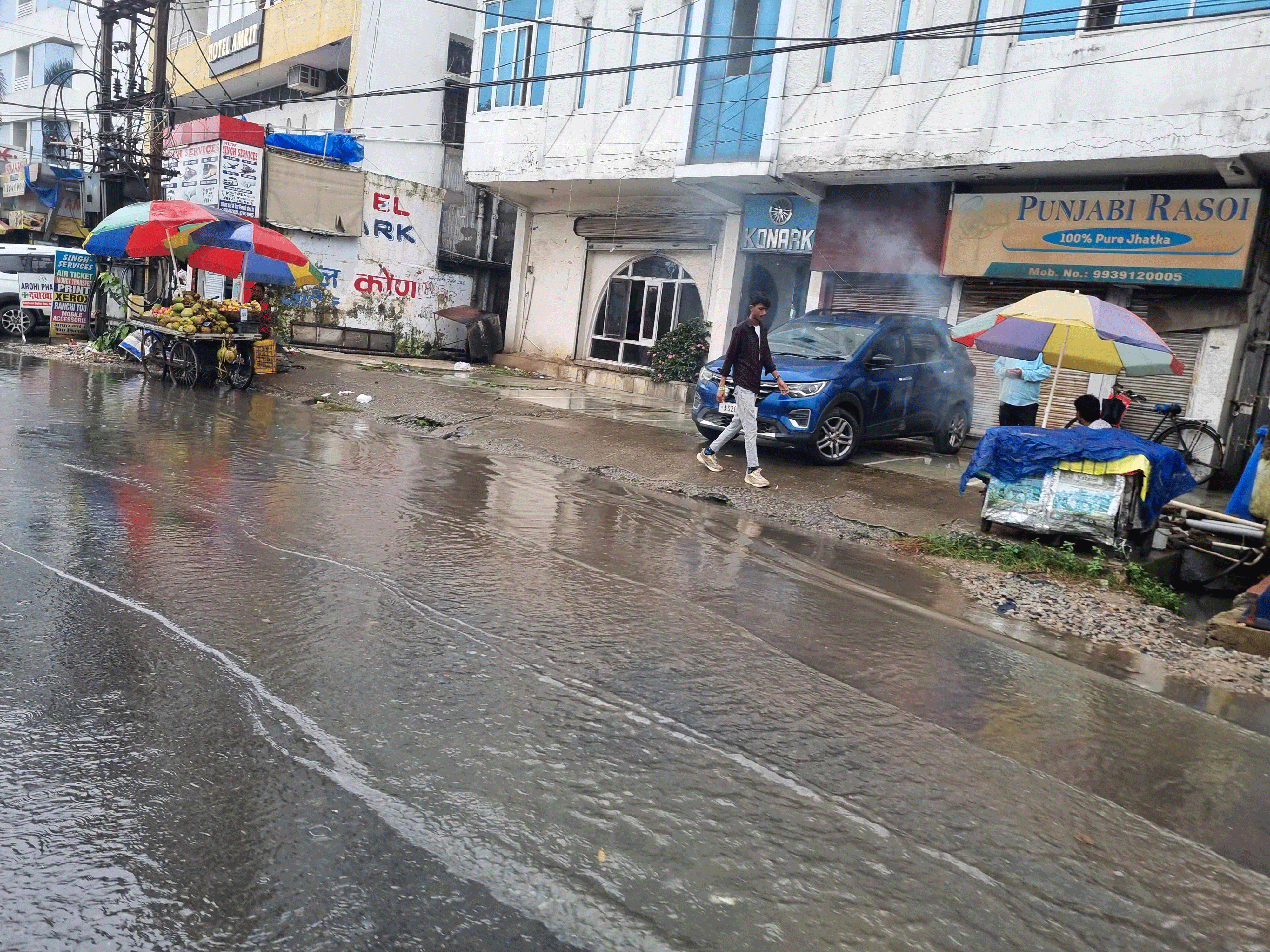 बेहाल है रांची का बस स्टैंड व स्टेशन, घुटना भर गंदे पानी से होकर गुजरने को मजबूर यात्री