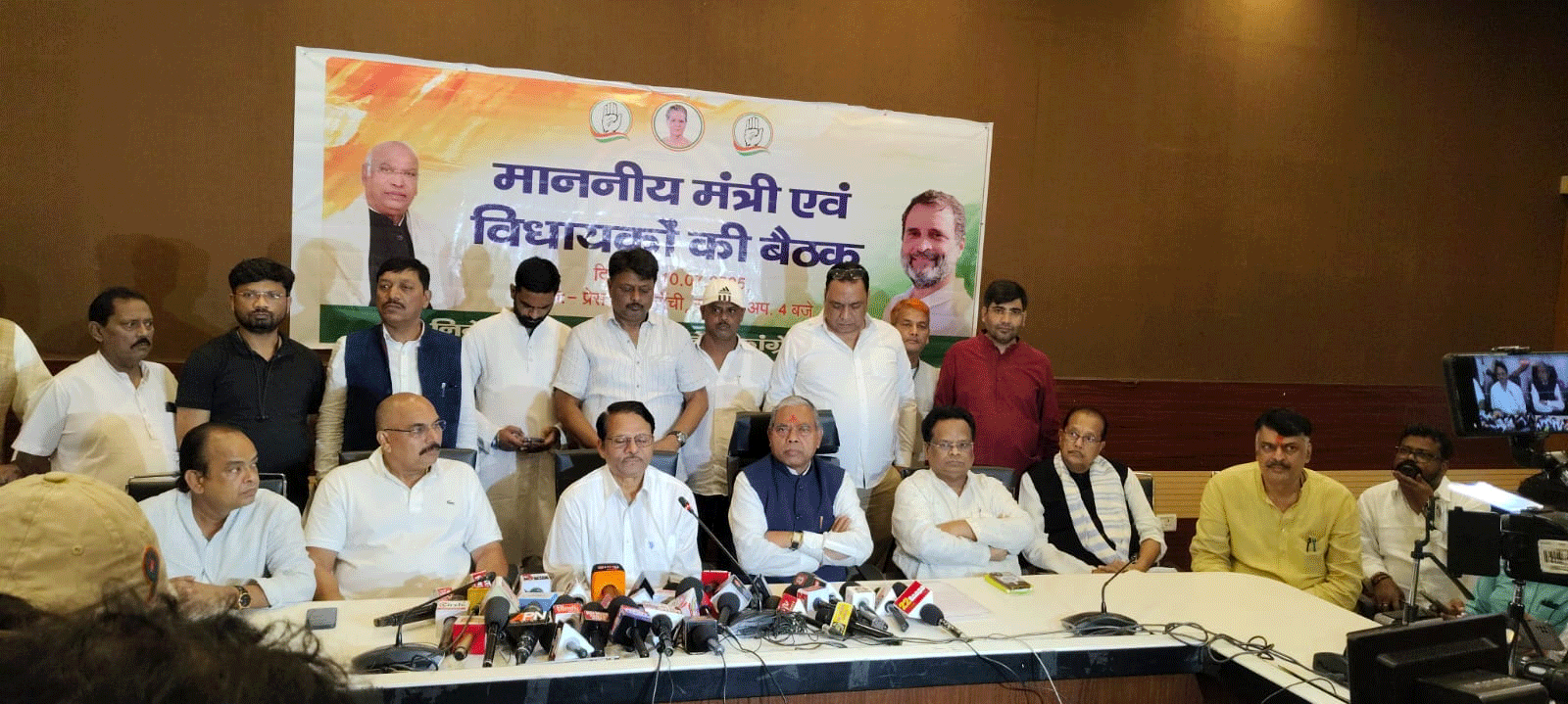 चुनाव आयोग का नया निर्णय वोटिंग अधिकारों का हनन: कांग्रेस