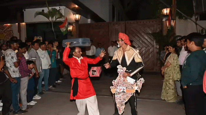 बिग बी के 83 वें बर्थडे पर ‘जलसा’ के बाहर दिखा जश्न का नज़ारा, आधी रात को जुटे फैंस