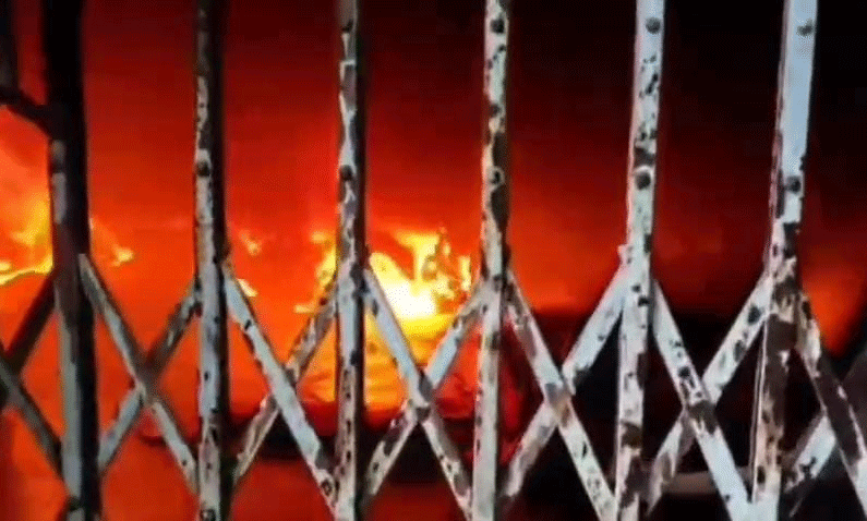 धनबाद: झरिया के मां मंगल चंडी मंदिर में लगी आग, लाखों की संपत्ति जलकर राख