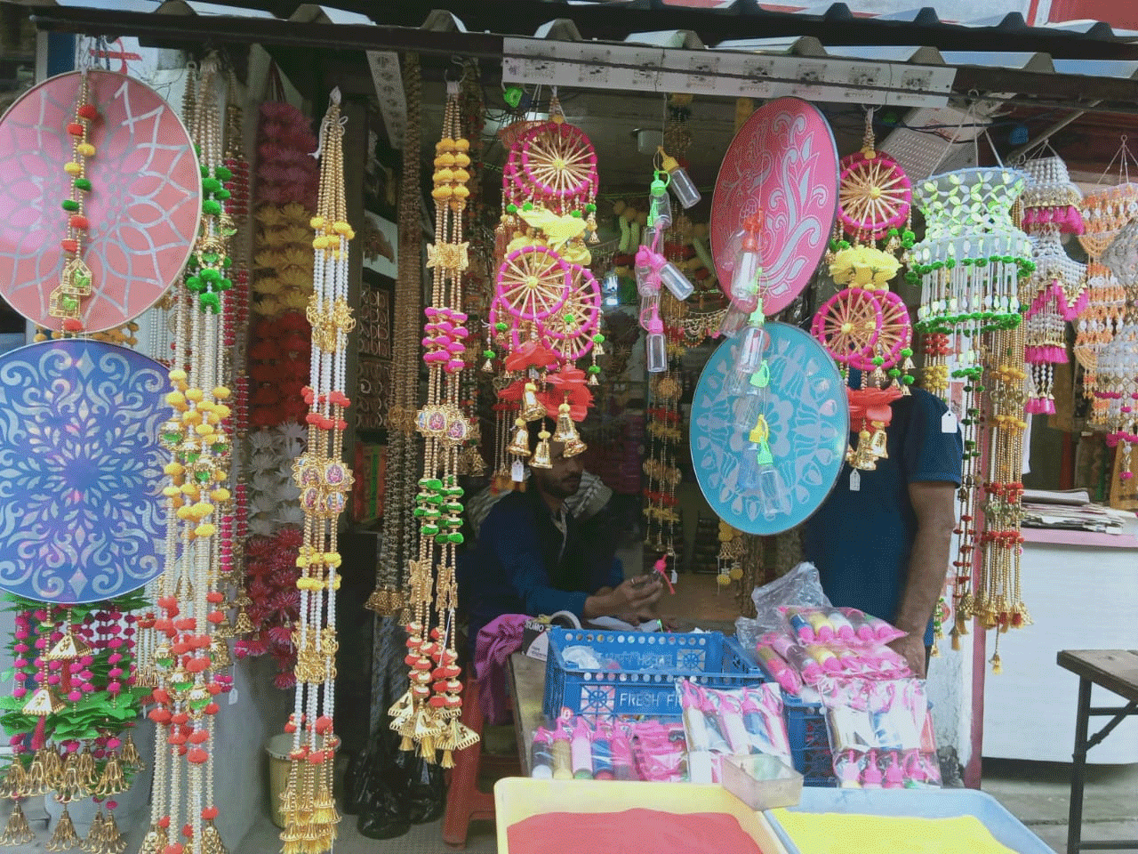 दीपावली-छठ पर बाजारों में बढ़ी रौनक, रंगोली और पूजा सामग्री से सजी दुकानें