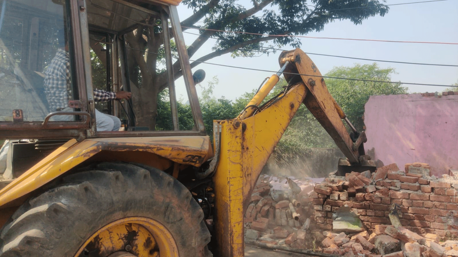 हटिया में नगर निगम का बुलडोजर चला, अवैध कब्जों पर कार्रवाई