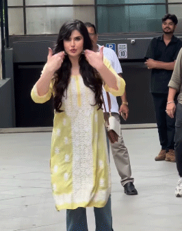 पैप्स के पीछे से फोटो लेने पर भड़कीं  Zareen Khan, वीडियो वायरल