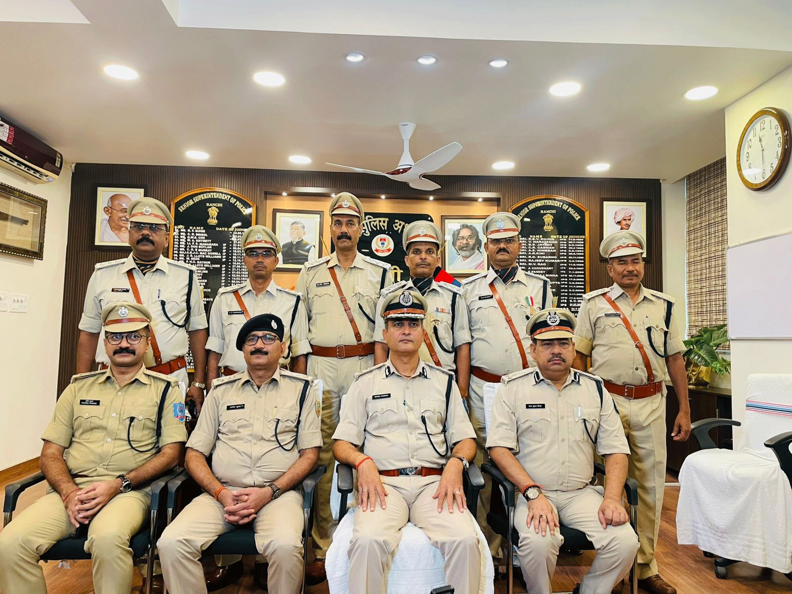 रांची :  नव प्रोन्नत DSP को IG और SSP ने बैच लगाकर किया सम्मानित