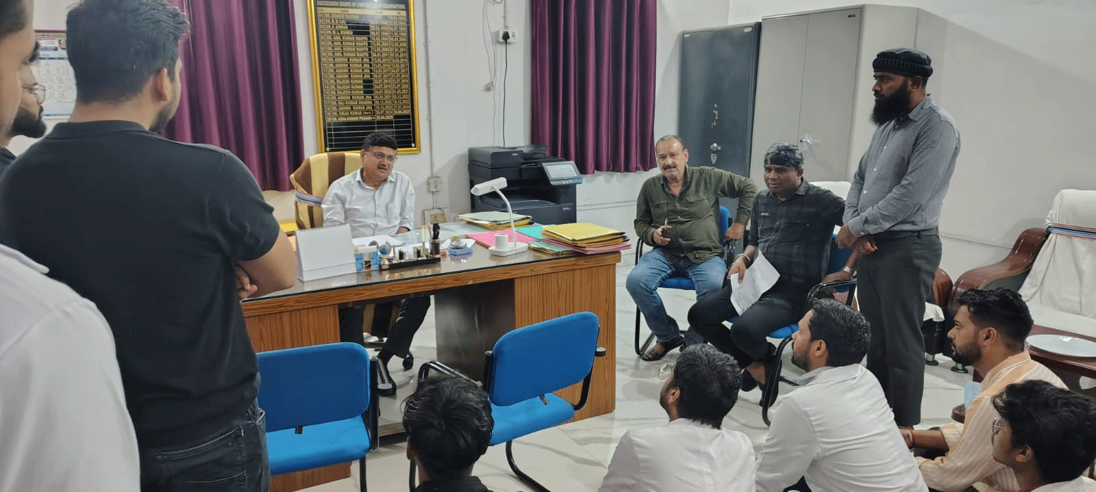 MBBS फाइनल इयर के छात्रों का उग्र प्रदर्शन, रिजल्ट प्रकाशन की मांग पर अड़े