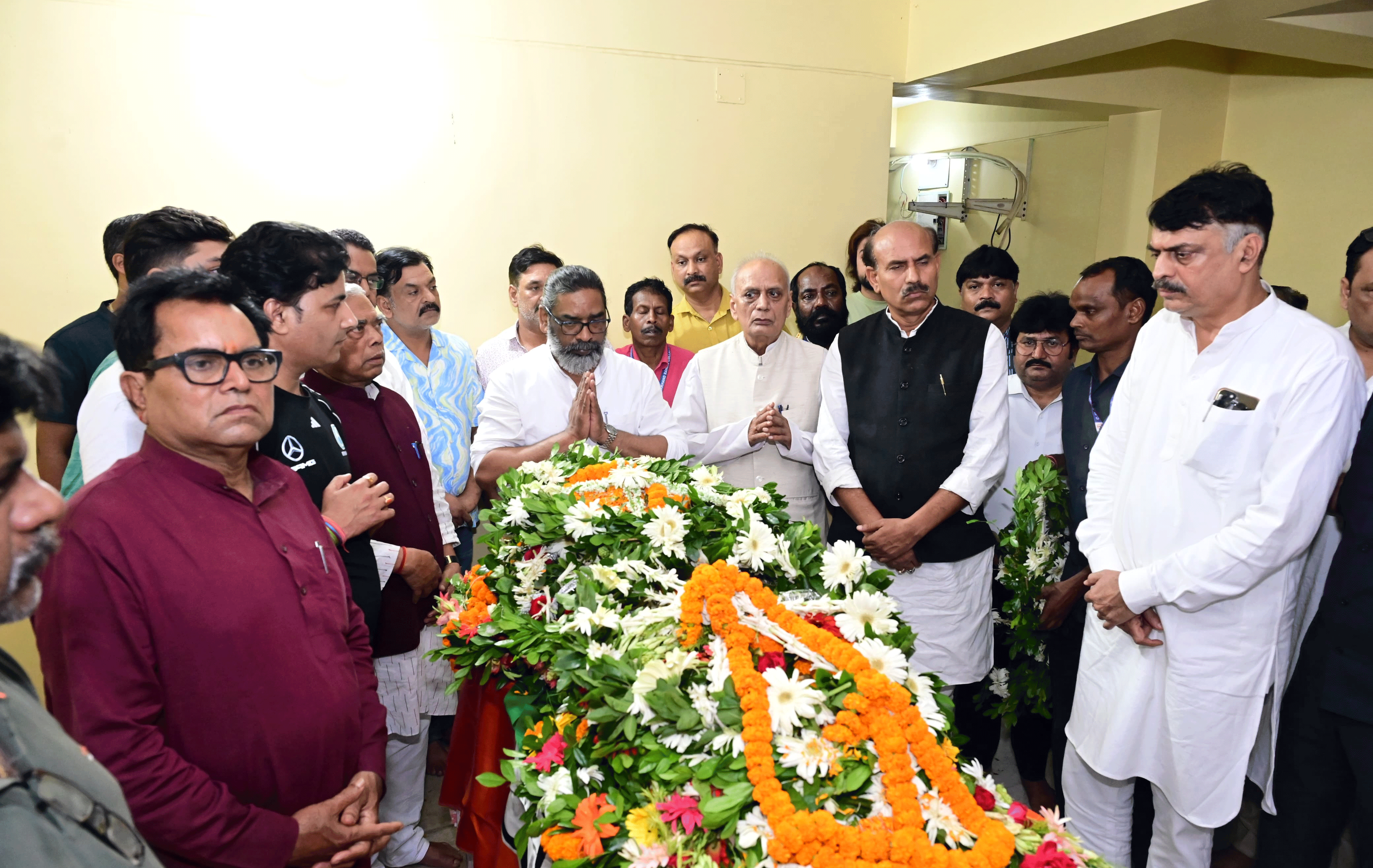 मुख्यमंत्री हेमंत सोरेन ने पूर्व मंत्री चंद्रशेखर दुबे को अर्पित की श्रद्धांजलि