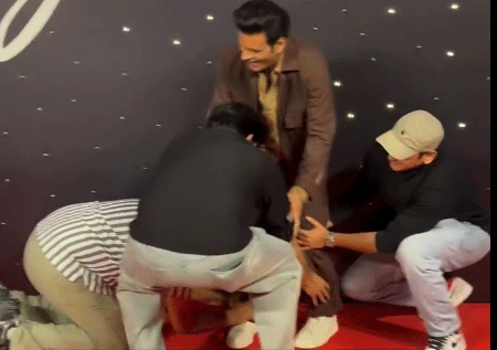 'जुगनुमा' स्क्रीनिंग में अनुराग कश्यप और जयदीप ने छुए मनोज बाजपेयी के पैर, वीडियो वायरल