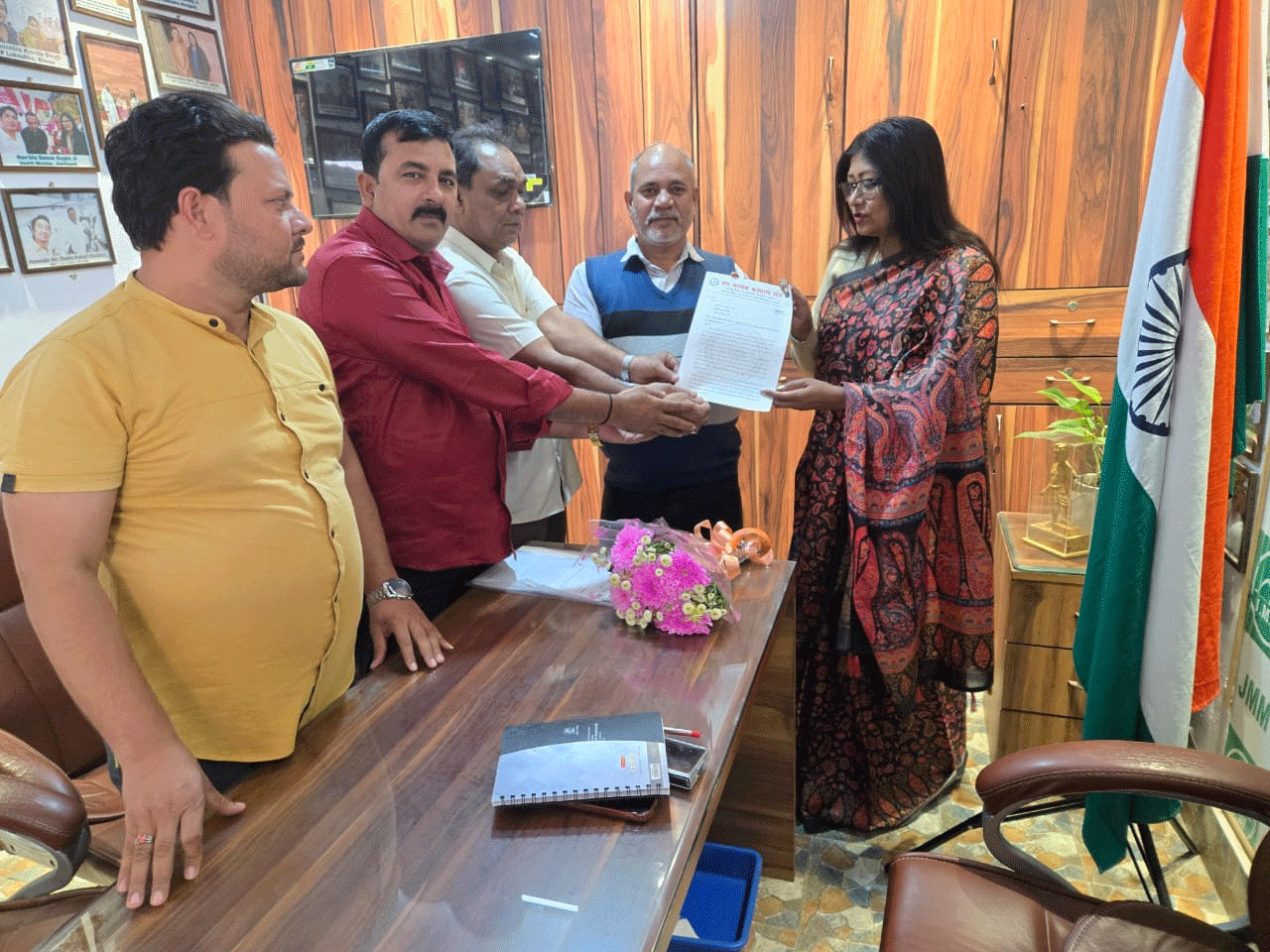 रांची : बस चालकों ने अपनी समस्याओं पर सांसद महुआ मांझी को सौंपा ज्ञापन