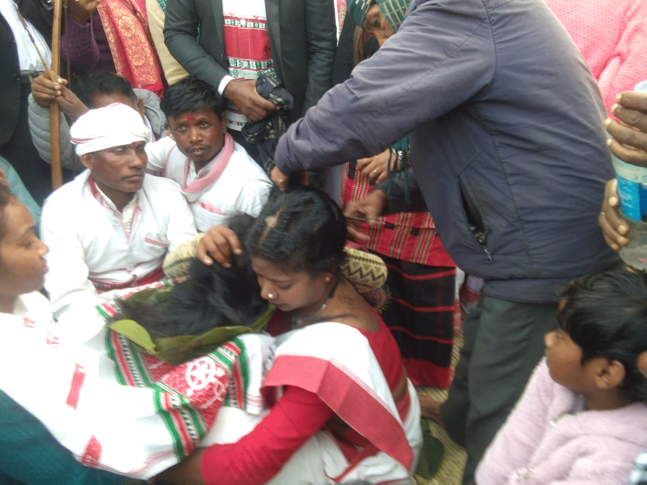 धर्मांतरित आदिवासियों के ‘दोहरे लाभ’ के खिलाफ प्रदर्शन,निशा भगत ने कराया मुंडन