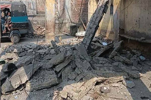 भागलपुर : जर्जर सामुदायिक चौपाल गिरने से एक ही परिवार के चार लोग घायल