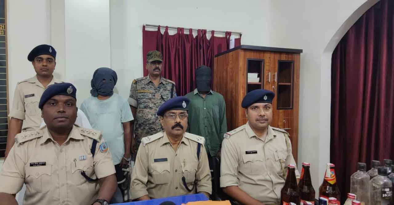 धनबाद :  अवैध शराब के खिलाफ पुलिस की बड़ी कार्रवाई, 2 अरेस्ट, भारी मात्रा में शराब बरामद