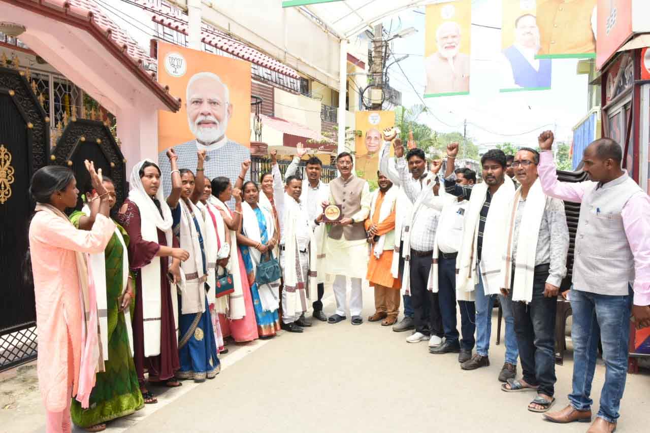 ओरमांझी प्रखंड के सभी मुखिया संजय सेठ से मिले, सौंपा ज्ञापन