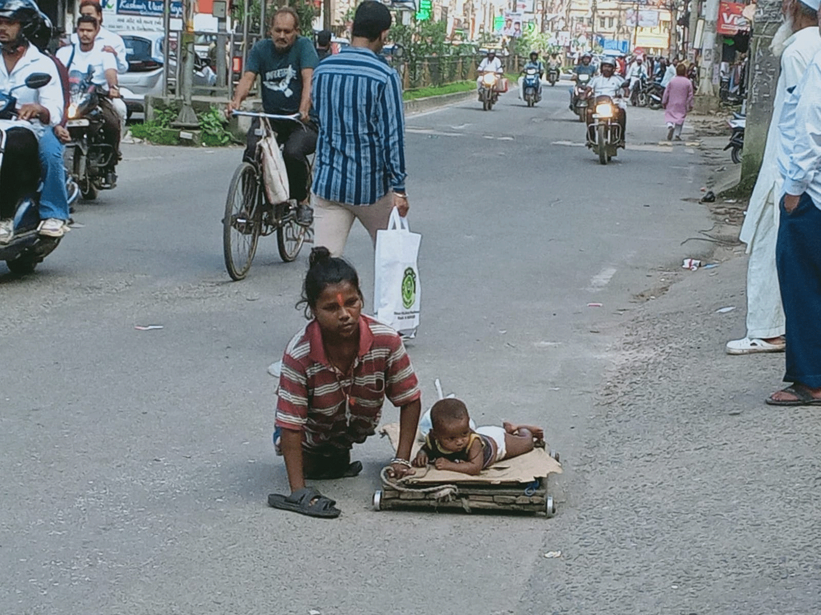 मेन रोड में भीड़भाड़ व शोरगुल के बीच ऐसी है इंसानियत को झकझोरने वाली तस्वीर