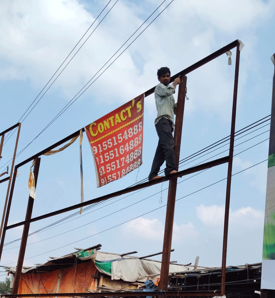 रांची नगर निगम द्वारा 9 अवैध होर्डिंग्स हटाए गए