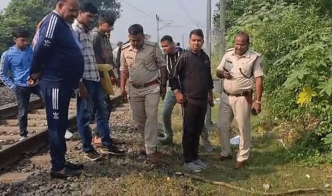 धनबाद :  रेलवे ट्रैक के किनारे से महिला का शव बरामद, हादसा या हत्या, जांच में जुटी पुलिस