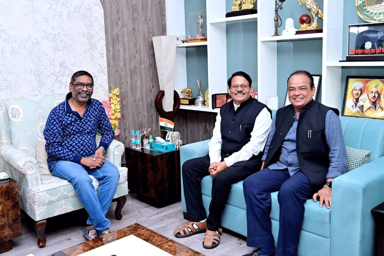 सीएम से मिले कांग्रेस प्रभारी और हेल्थ मिनिस्टर, राजनीतिक हालात पर चर्चा