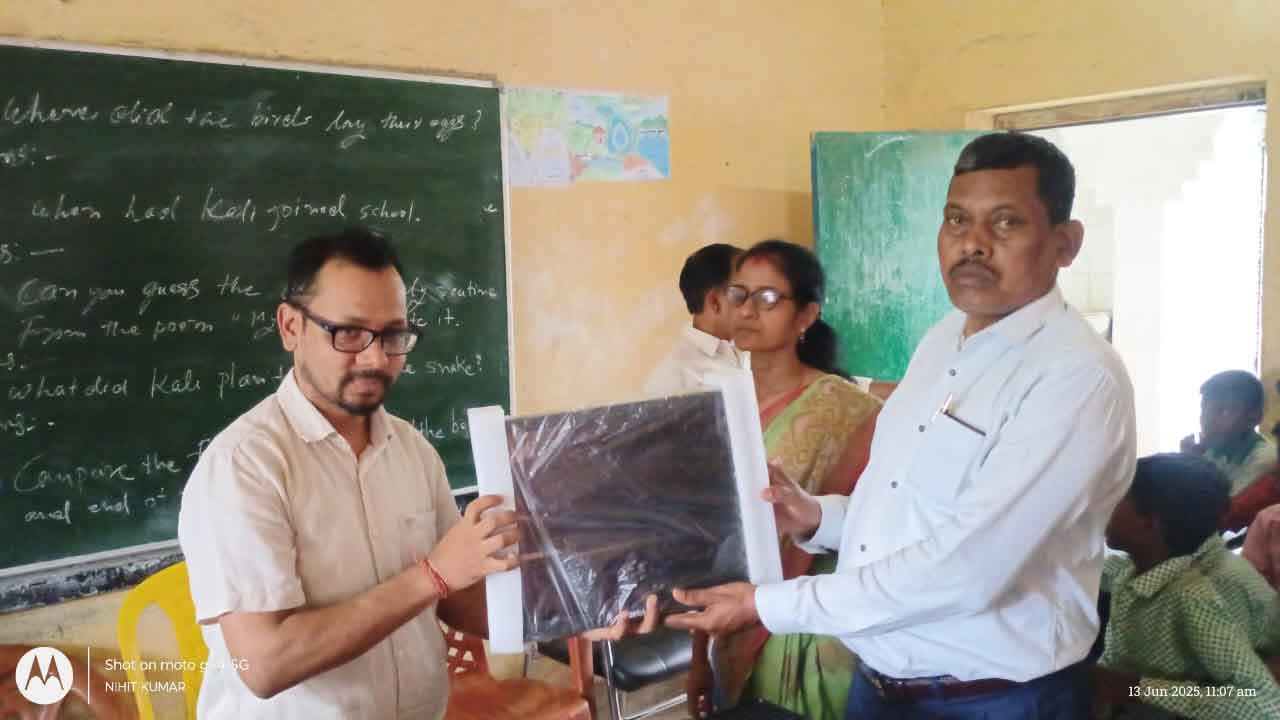 लातेहार :  उड़ान आइएएस एकेडमी ने स्कूल को दिए पांच कंप्यूटर