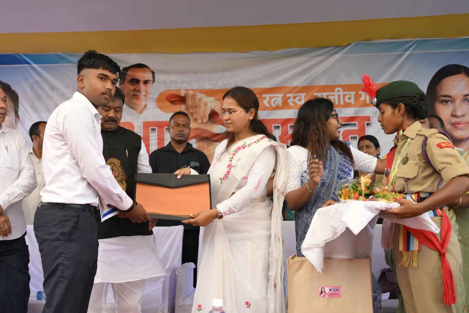 मेधावी छात्रों को मिला राजीव गांधी प्रतिभा सम्मान मंत्री शिल्पी नेहा तिर्की ने किया सम्मानित