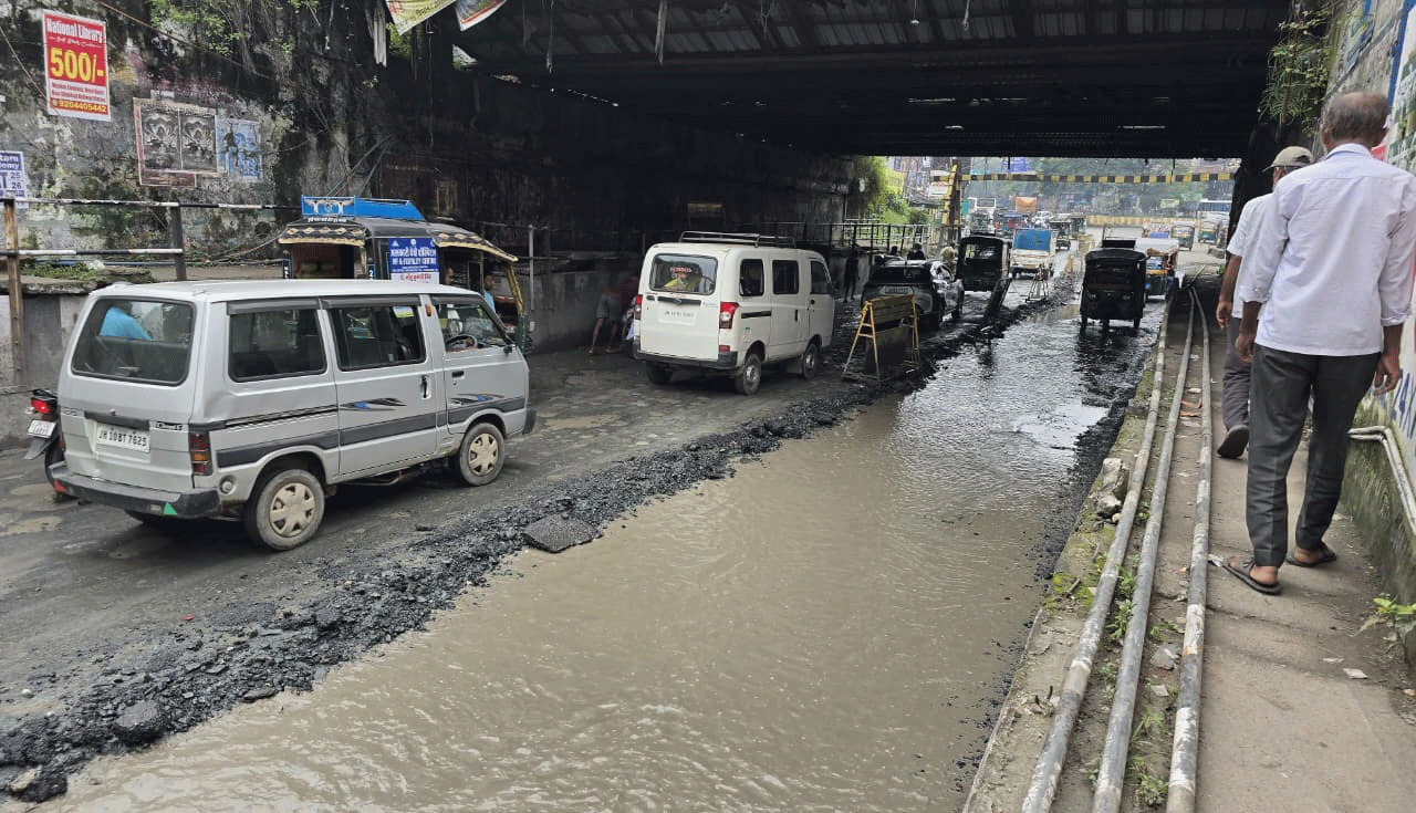 धनबाद: गया पुल अंडरपास की मरम्मत में प्रशासन ने दिखाई तेज़ी, रातभर चला काम