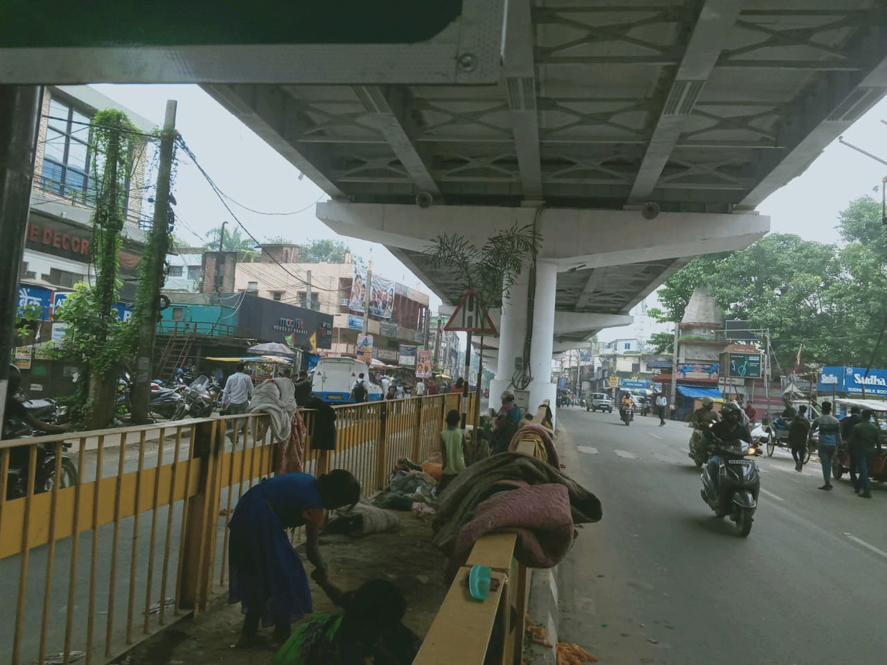 प्लास्टिक बोरे पर कट रही रातें, एलिवेटेड कोरिडोर के नीचे ही बना लिया ठिकाना