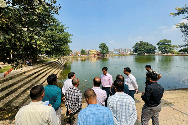 छठ पर्व की तैयारी तेज़: प्रशासक ने तालाबों का किया निरीक्षण, सफाई में लापरवाही पर होगी कार्रवाई