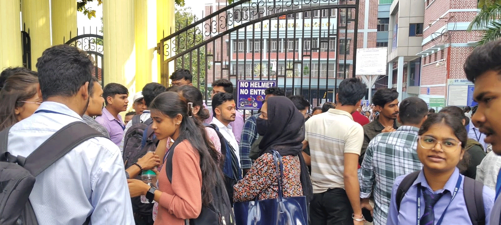 St. Xavier’s College के छात्रों की गुहार, हमारा साल क्यों बर्बाद किया?