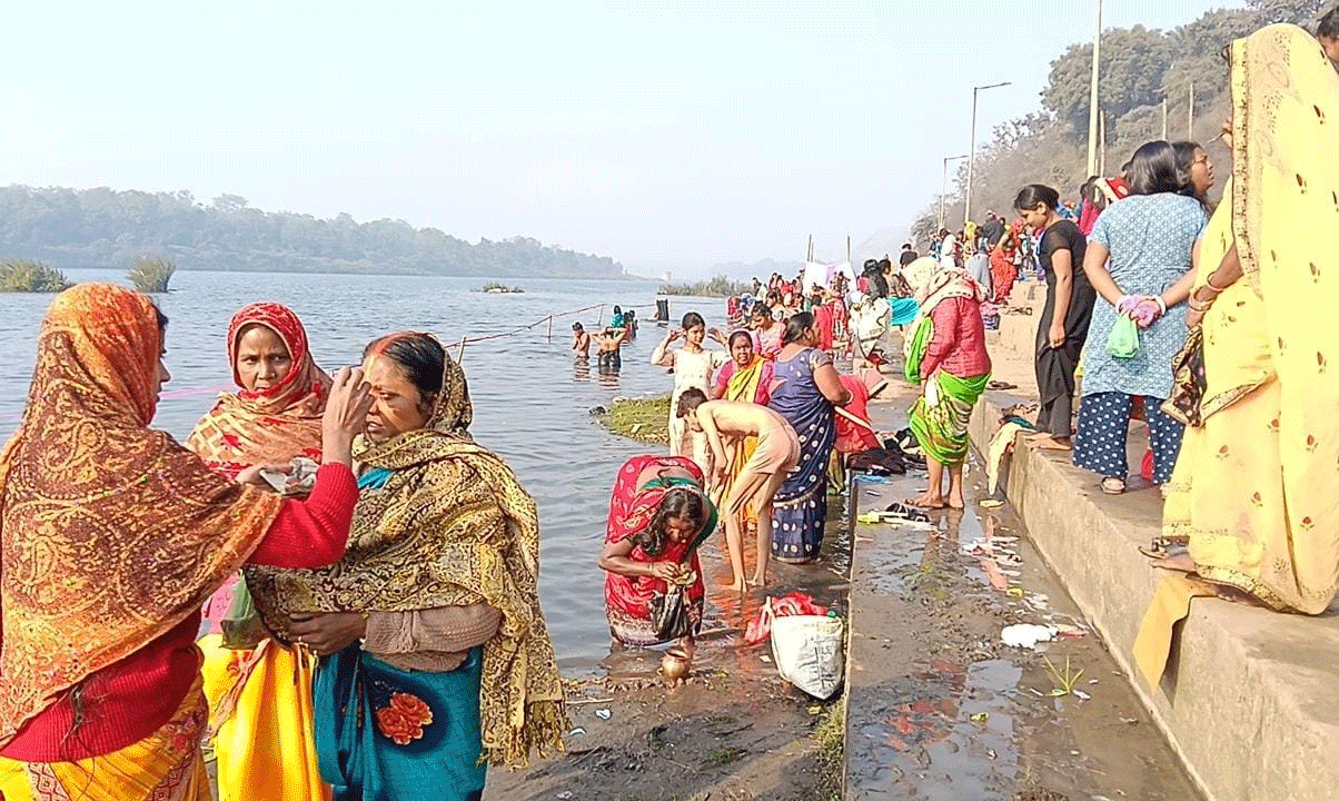 कोयलांचल में मकर संक्रांति की धूम, मोहलबनी दामोदर घाट पर उमड़ा आस्था का जनसैलाब